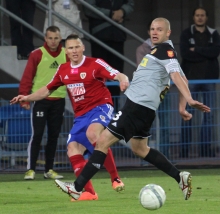 Marcin Robak tym razem gola nie zdobył, ale absorbował obronę gości