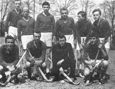 hokeisci_trawa_1950_53.jpg podpis: Stoją od lewej: J. Lubiński, J. Niedzielka, J. Matys, Chabrzyk, M. Matys,  M. Niedzielka  Klęczą od lewej: Szarawaga, Brzozowski, Dziewior, Cychański