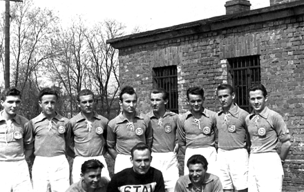 Już w barwach Stali. Na zdjęciu od lewej stoją: Żytki, Rudnicki, Kopicera, Dziukiewicz, Wierzbicki, Domański, Pawełczyk, Siwczyk Na dole w środku bramkarz Wieczorkowski 